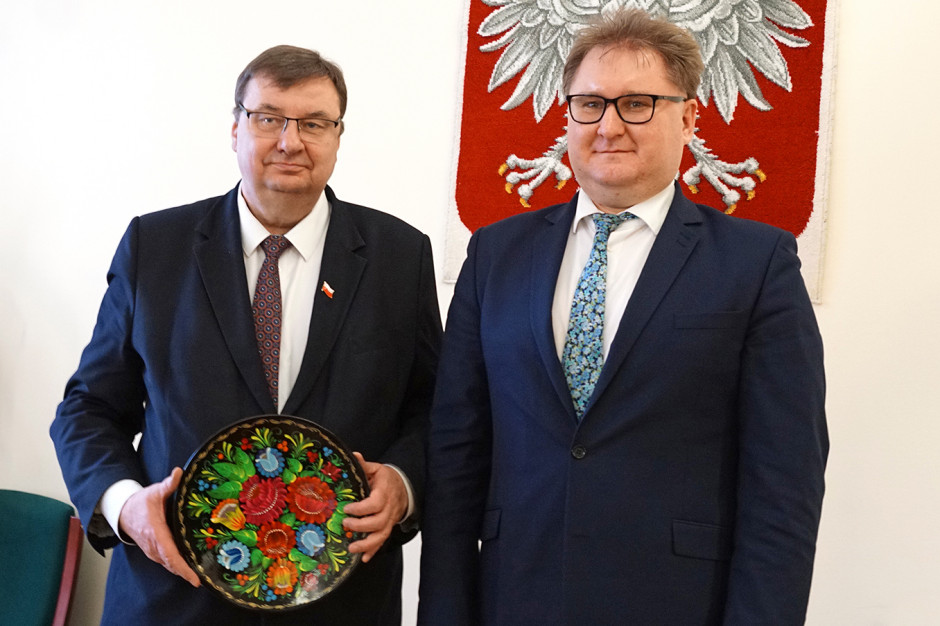 Sekretarz stanu Szymon Giżyński z zastępcą min. rozwoju gospodarczego, handlu i rolnictwa Ukrainy Tarasem Kaczką fot. MRiRW Polska i Ukraina deklarują pogłębianie współpracy w dziedzinie rolnictwa