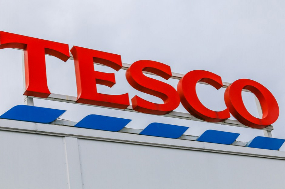 Tesco się digitalizuje, jednak klienci nie chcą rezygnować z gotówki/fot. shutterstock Tesco się digitalizuje