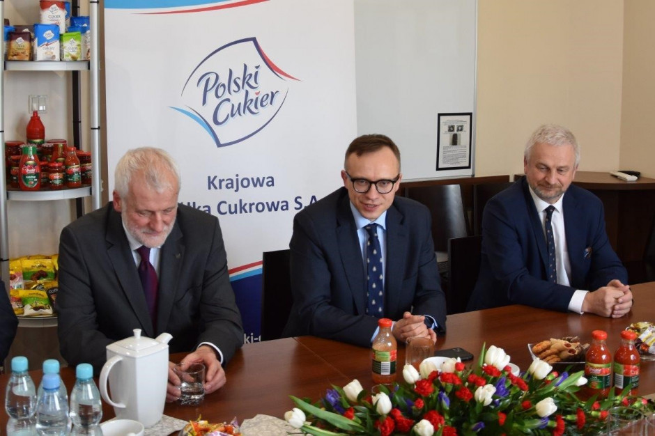 Krzysztof Kowa, prezes KSC, wiceminister Artur Sobon, Zdzisław Salus, zarzad KSC fot. KSC Cukrownia Werbkowice uroczyście rozpoczęła kampanię sokową
