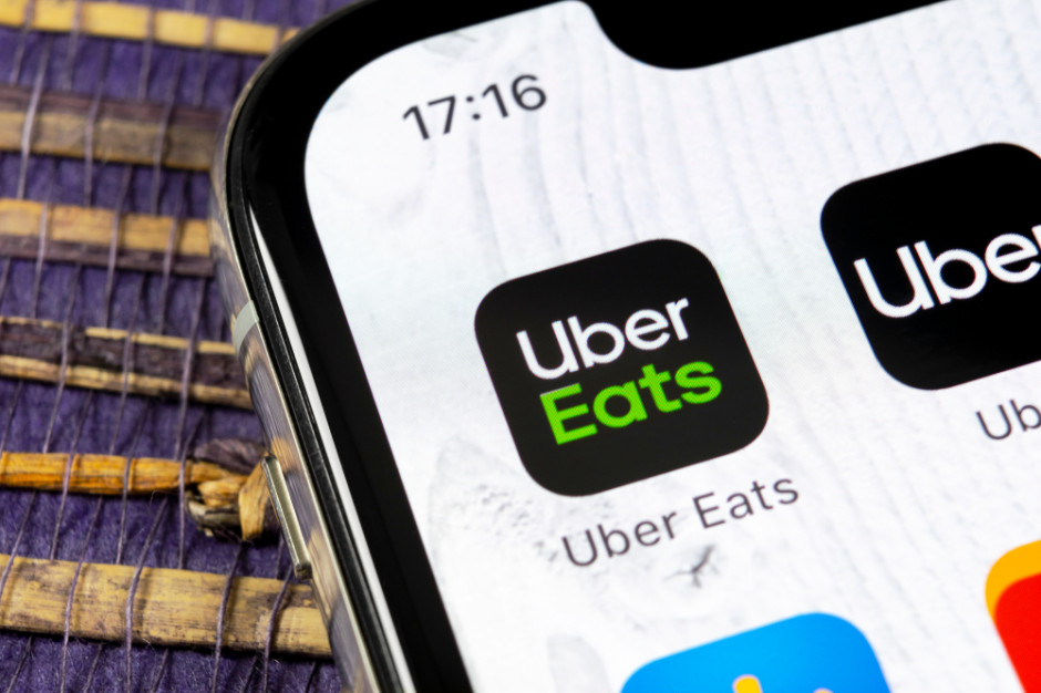 UberEats, Deliveroo czy Takeaway, wprowadziły możliwość "bezkontaktowej" realizacji zamówień, fot. shutterstock Firmy wprowadziły