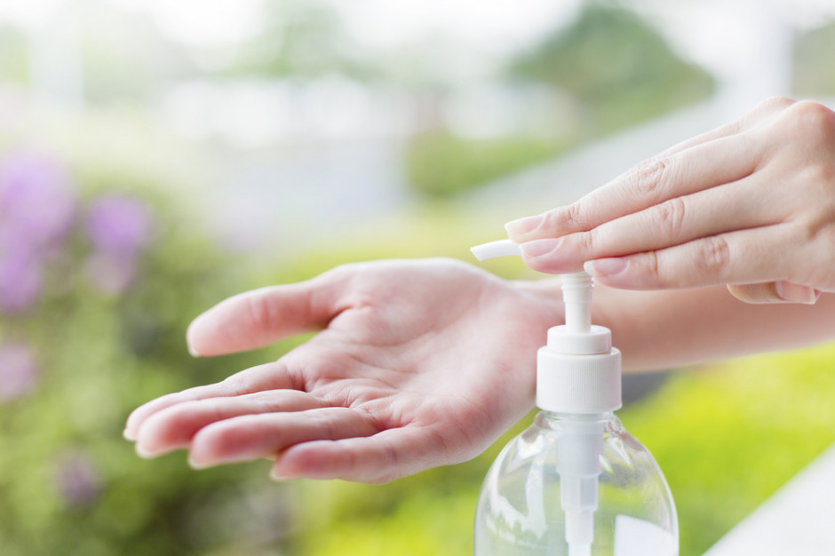 PKN Orlen zwiększa produkcję płynu do dezynfekcji rąk, fot. shutterstock PKN Orlen zwiększa produkcję płynu do dezynfekcji rąk