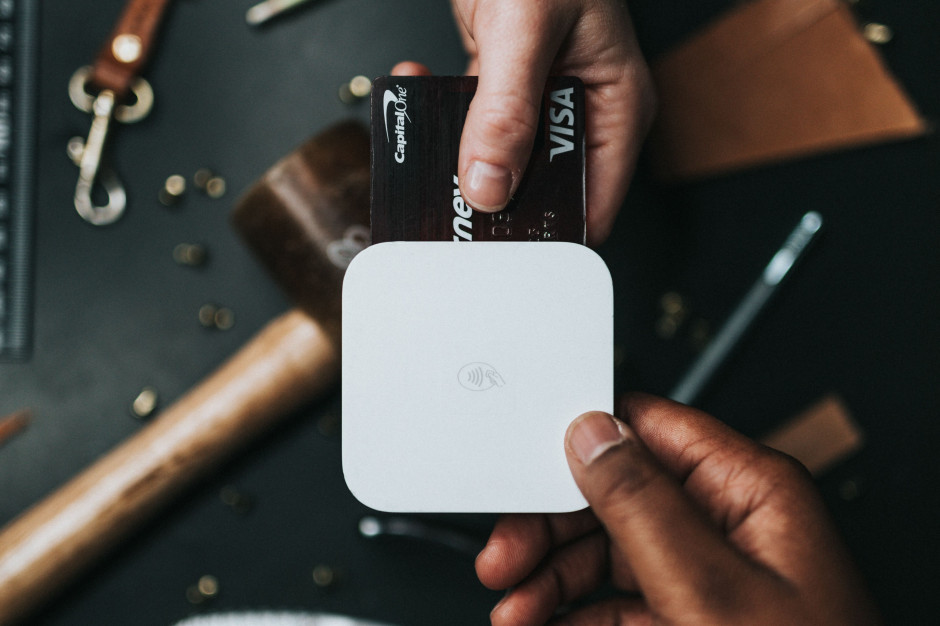 Wyższy limit dla transakcji zbliżeniowych kartami Visa; fot. unsplash.com Visa: limit dla transakcji zbliżeniowych podniesiony do 100 zł