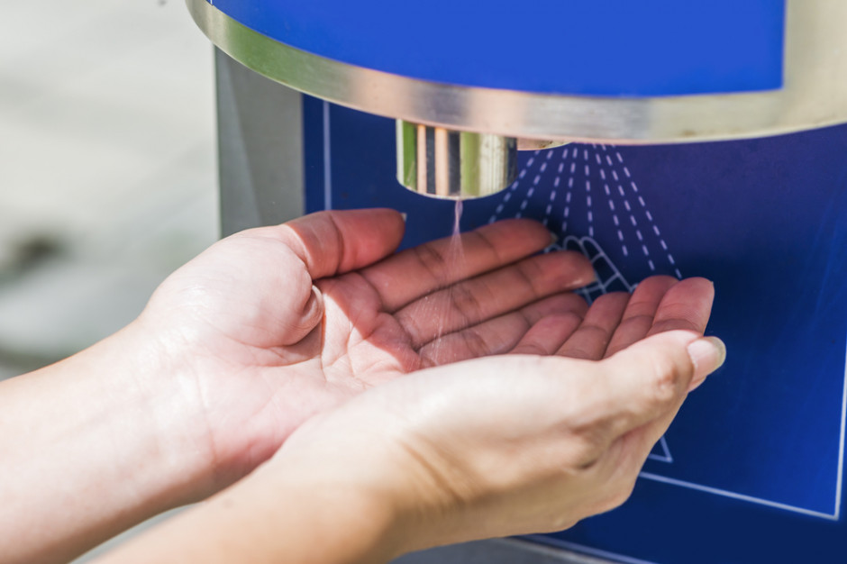 Start-up produkujący wódkę z powietrza przerzuca się na żel antybakteryjny; fot. shutterstock Start-up produkujący wódkę z powietrza przerzuca się na żel antybakteryjny