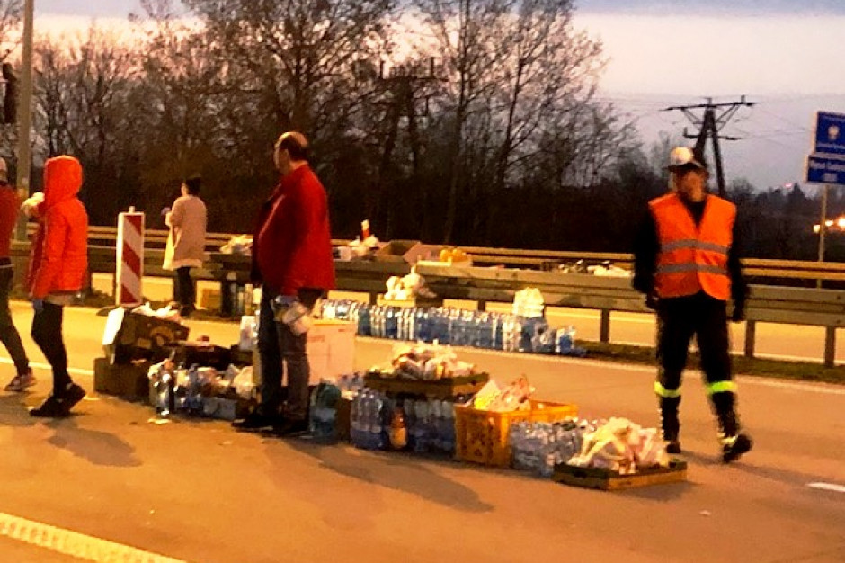 Aldi przekazuje wodę i żywność kierowcom stojącym w kolejkach na granicy