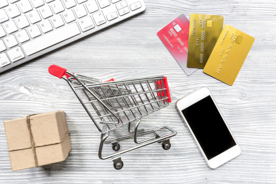 Koronawirus a e-handelt; fot. shutterstock.com Na e-handlu w czasie pandemii korzystają głównie sprzedawcy dóbr codziennych
