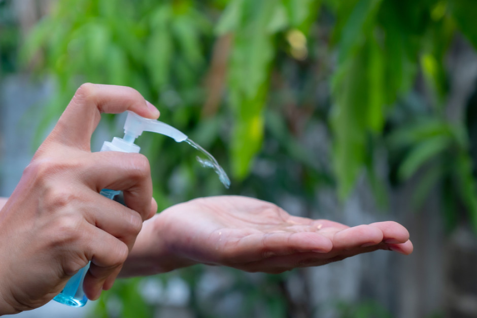 Branża kosmetyczna ma problemy z dostępnością alkoholu etylowego do produkcji środków dezynfekujących; fot. shutterstock Alkohol etylowy pilnie potrzebny branży kosmetycznej