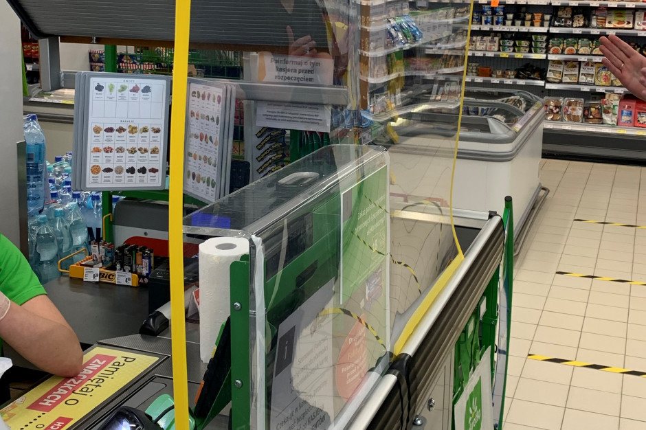 Stokrotka wprowadza kolejne środki ostrożności , fot. materiały prasowe Stokrotka wprowadza ekrany ochronne i taśmy wskazujące bezpieczną odległość
