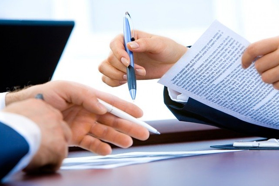 W projekcie specustawy koronawirusowej znalazły się przepisy nakładające obowiązek informowania ZUS o wszystkich umowach o dzieło fot. pixabay.com/Aymanejed ZUS policzy umowy o dzieła. Czy to początek końca śmieciówek?