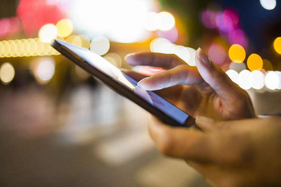 Wzrost ruchu w internecie i wydłużenie rozmów telefonicznych efektem koronawirusa; fot. shutterstock Przez pandemię obciążone sieci internetowe i telefoniczne
