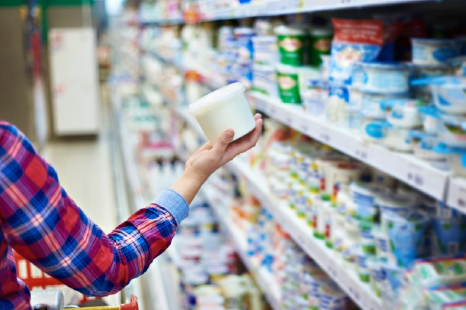 Jednorazowe opakowania dla mleczarstwa /fot. Shutterstock EDA zrewidowała wytyczne dotyczące tworzyw sztucznych jednorazowego użycia