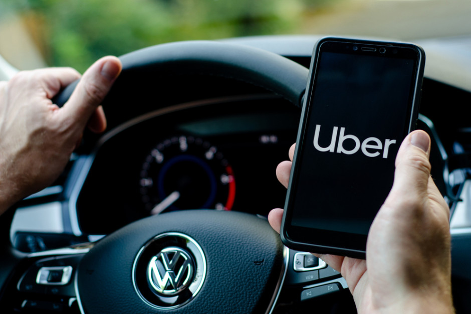Uber opracował rozwiązanie dla kierowców, którzy stracili dochody z powodu epidemii Covid-19, fot. shutterstock Uber pomoże swoim kierowcom znaleźć pracę w branży spożywczej