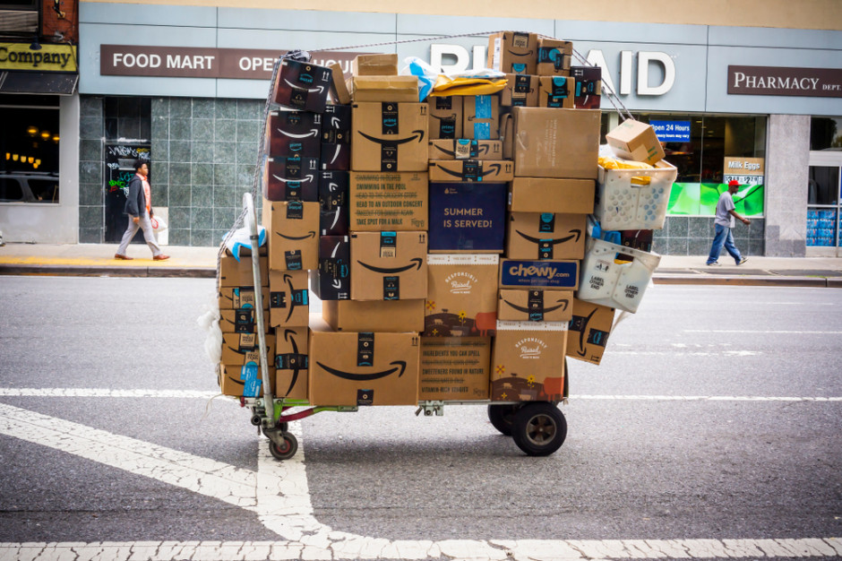 Amazon od czerwca zawiesi serwis Amazon Shipping fot. Shutterstock Amazon zawiesza swój serwis kurierski dla zewnętrznych firm
