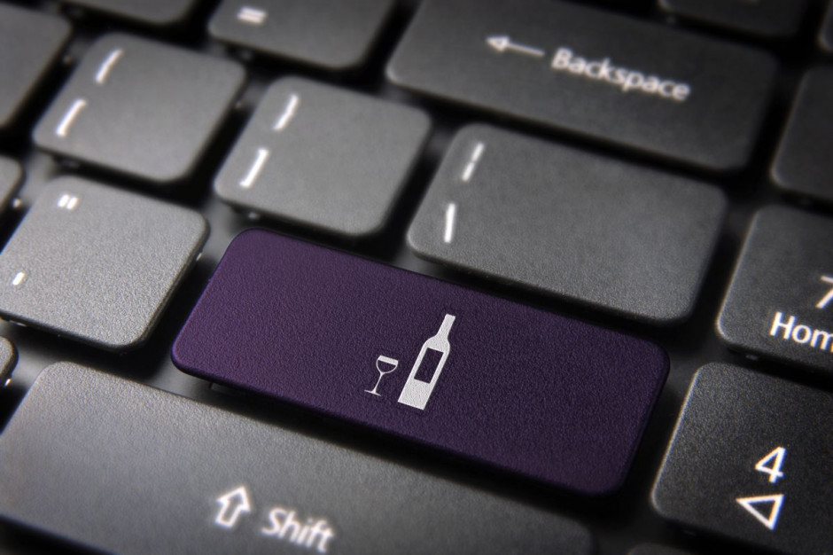 Branża alkoholowa chce sprzedawać przez internet; fot. Shutterstock Alkohole też chcą do internetu!