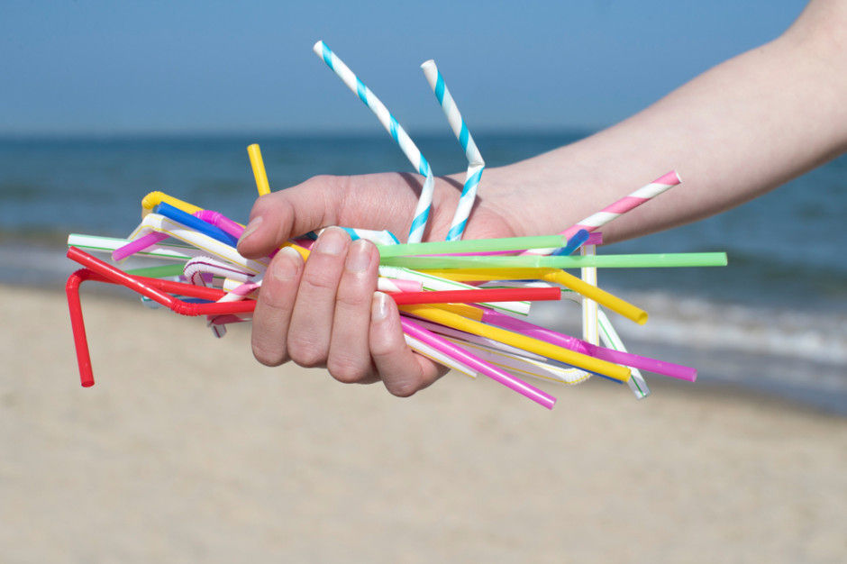 Wielka Brytania przekłada wprowadzenie zakazu używania plastikowych słomek, fot. shutterstock Wielka Brytania opóźnia wycofanie plastikowych słomek