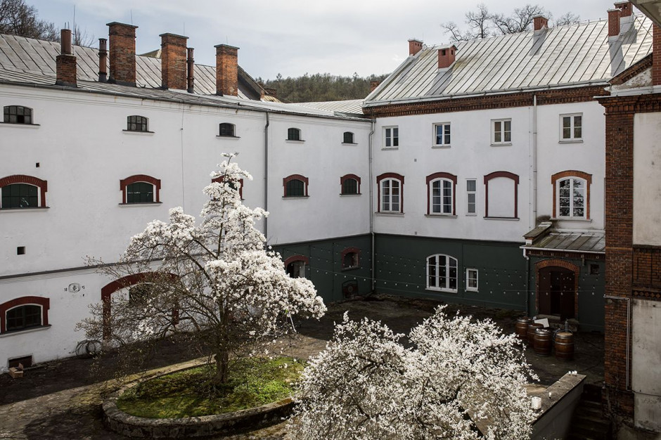 Browar Okocim w Brzesku - dziedziniec fot. materiały prasowe Browar Okocim z Brzeska obchodzi 175 urodziny, w ciągu ostatnich 20 lat zainwestował 550 mln zł
