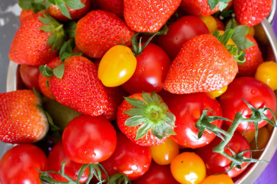 Truskawki i pomidory - to ulubione owoce i warzywa Polaków