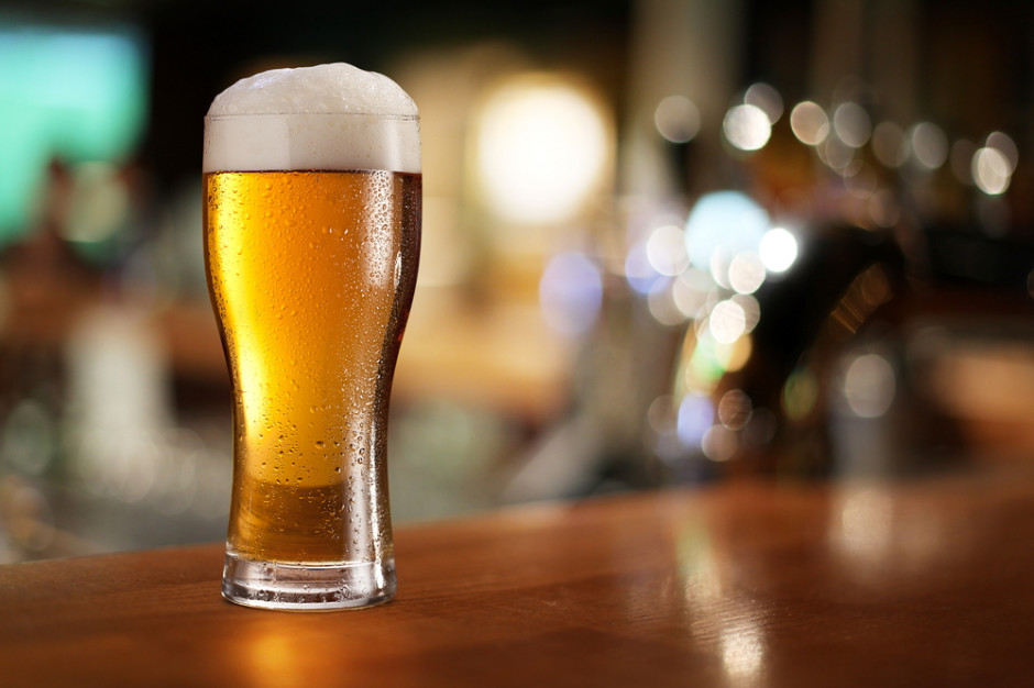 W USA po złagodzeniu restrykcji kelnerzy pracują w maseczkach, bary z piwem zwiększyły popularność