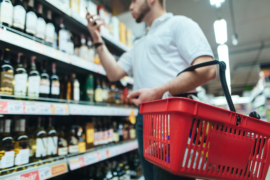Władze Delhi wprowadziły 70-procentowy podatek od alkoholu sprzedawanego w handlu detalicznym fot. Shutterstock W Delhi w Indiach wraz z luzowaniem ograniczeń w sklepach wprowadzono 70-proc. podatek od alkoholu