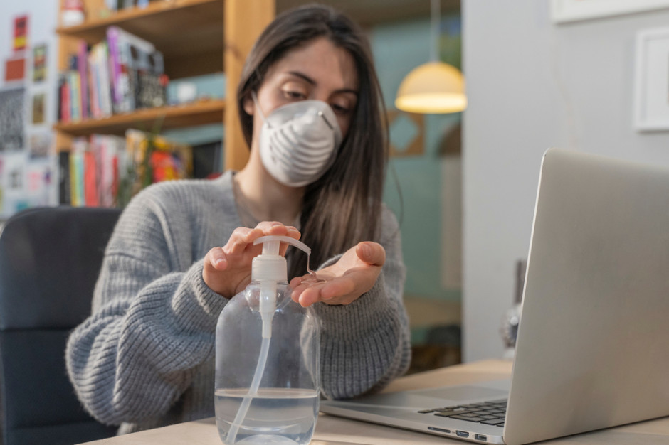 Pomimo stopniowego odmrażania gospodarki większość branż nie liczy na szybki powrót do normalności fot. Shutterstock Biznes uczy się żyć z pandemią