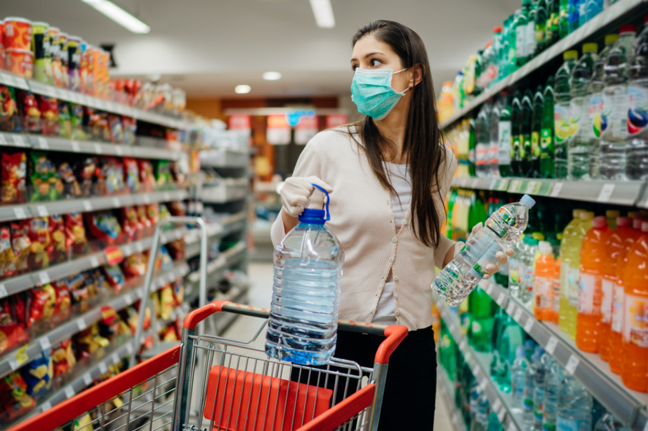 W ostatnich miesiącach najwięcej zyskały produkty zdrowotne +39% oraz suche artykuły spożywcze +16% fot. Shutterstock Pandemiczny rollercoaster, sprzedaż raz w górę, raz w dół. Zyskały produkty suche spożywcze i zdrowotne