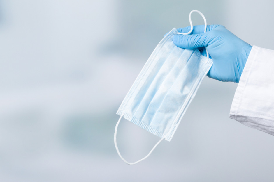 Kiedy będziemy chodzić bez maseczek? fot. shutterstock Dzisiaj lub jutro decyzja ws. zniesienia obowiązku noszenia maseczek na ulicach
