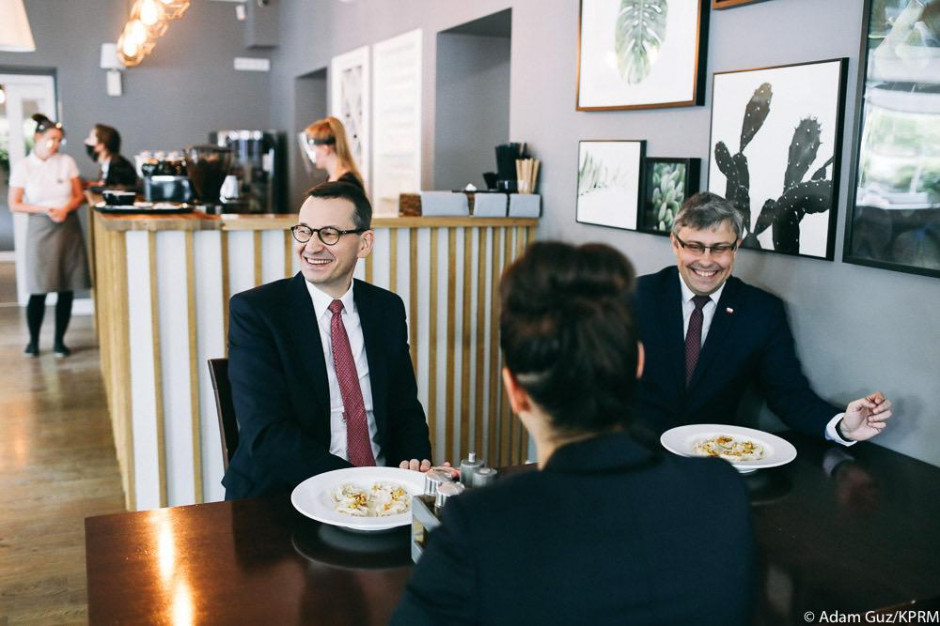 Mateusz Morawiecki odwiedził restaurację na Dolnym Śląsku, fot. twitter/MorawieckiM Mateusz Morawiecki krytykowany za wizytę w kawiarni bez maseczki