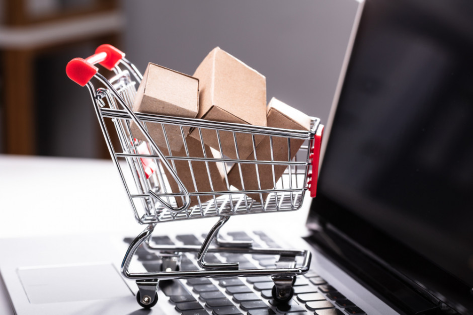 Zakupy wychodzą z lockdownu, fot. shutterstock Już nie kupujemy bułek przez internet? Zakupy wychodzą z lockdownu