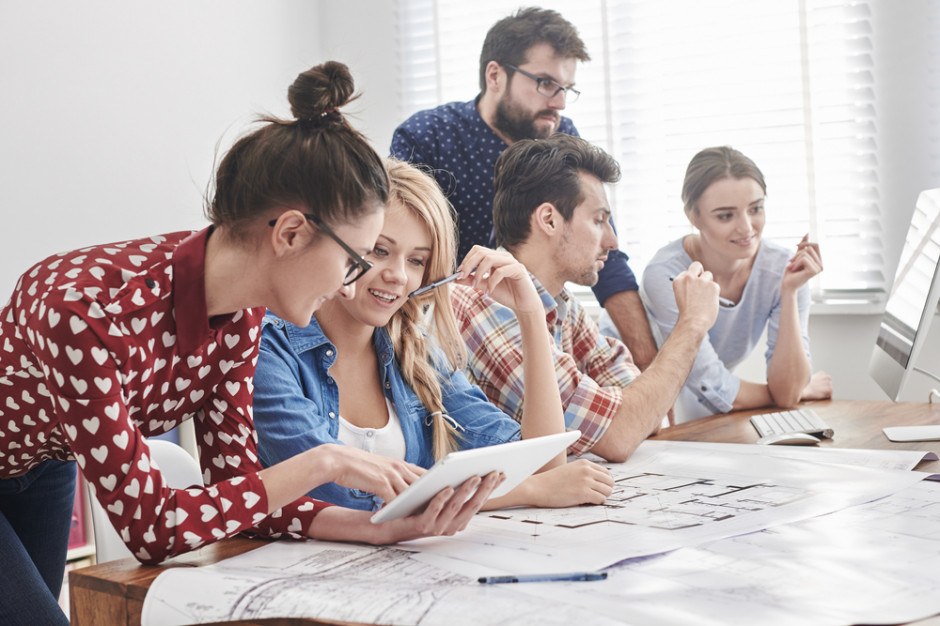 Organizacja, pracownicy i liderzy powinni tworzyć kulturę, w której dba się o radość i przyjemność z pracy. fot. Shutterstock Przyjemność i radość z pracy ważniejsze dla pracowników niż porządek i silne przywództwo (raport)