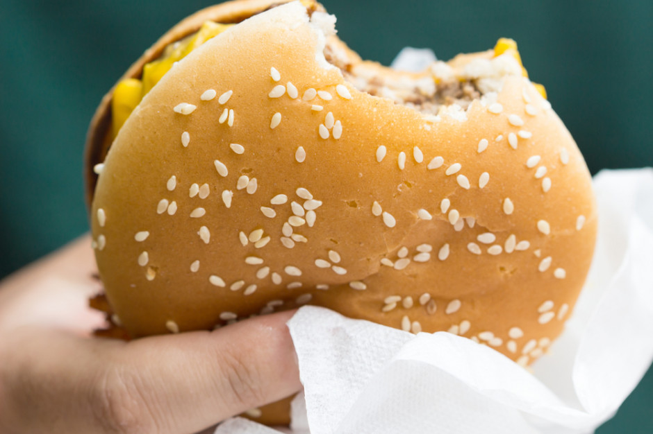 McDonald's zmienia sposób przygotowywania popularnych burgerów, fot. shutterstock McDonald's zmienia sposób przygotowania popularnych burgerów