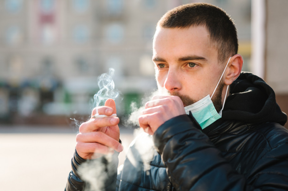naukowcy są zgodni, że stosowanie tych używek wpływa na znacznie cięższe przechodzenie tej infekcji. fot. shutterstock MZ: Covid-19 ma dużo cięższy przebieg u osób palących