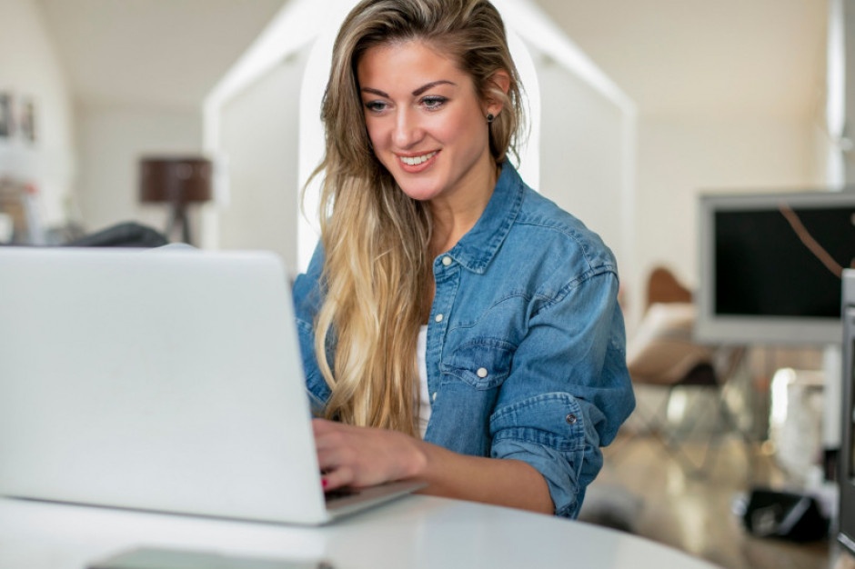 Podpisywanie umów online staje się codziennością (fot. Shutterstock, Inc.) Umowy z pracownikiem można zawierać online. Są jednak pewne warunki