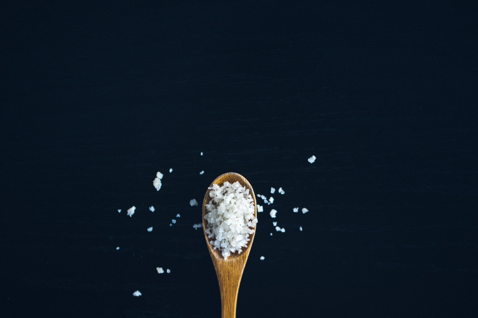 Zmniejszenie ilości spożywanej soli pomaga przywrócić równowagę w mikrobiomie jelitowym; fot. unsplash.com Sól wpływa na ciśnienie tętnicze poprzez bakterie jelitowe