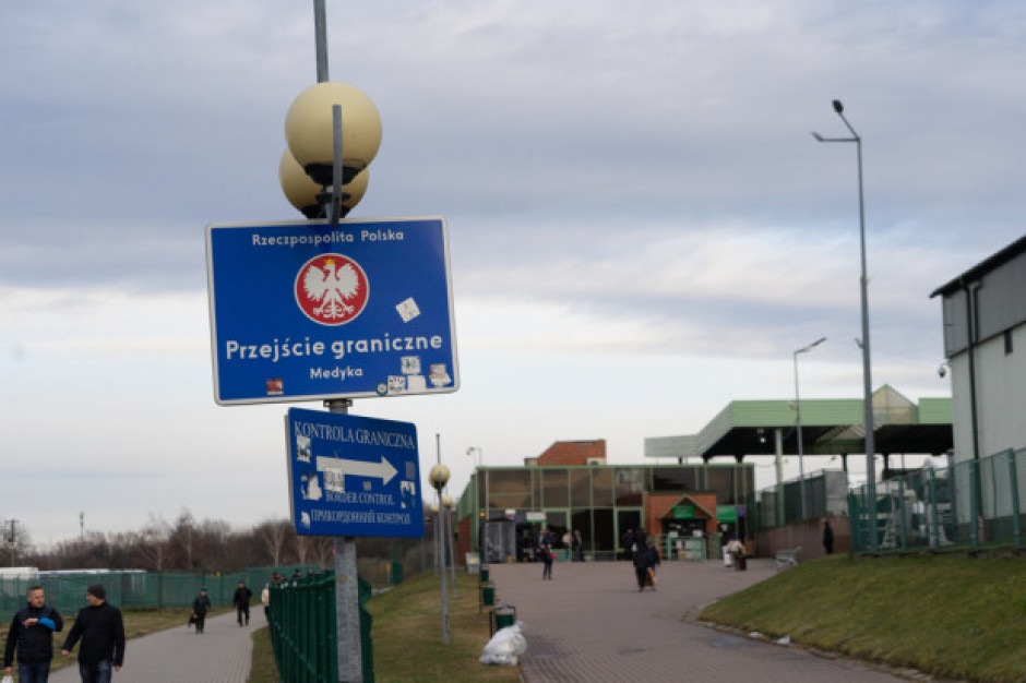 Polacy po powrocie do kraju nie muszą już odbywać obowiązkowej kwarantanny; fot. shutterstock.com Od 14.06 zniesienie obowiązku kwarantanny po przekroczeniu granicy Polski