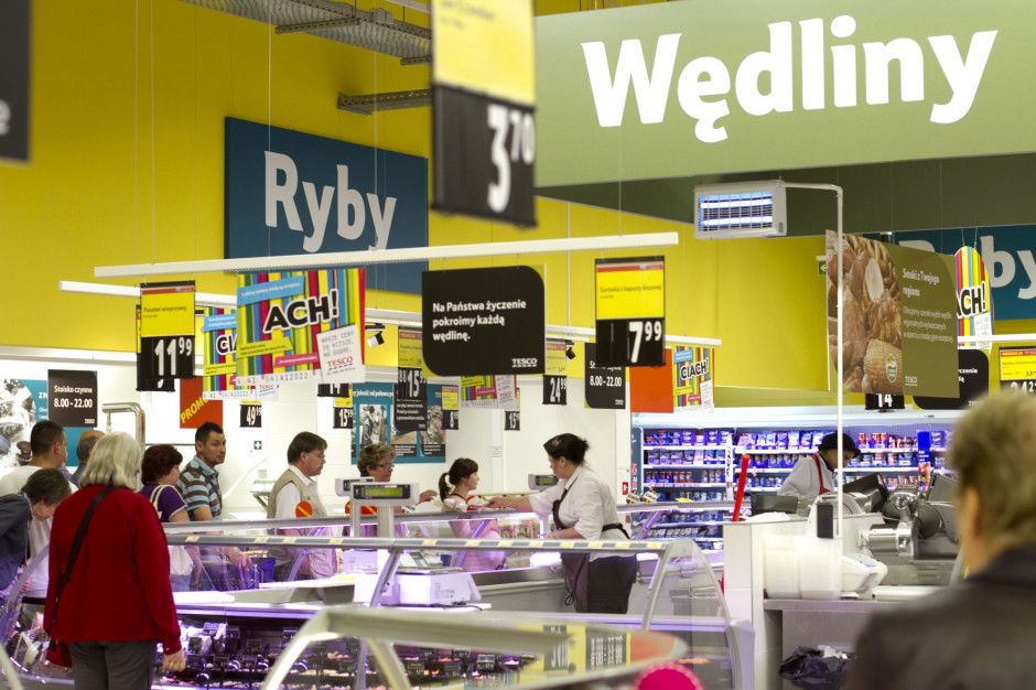 Stoisko mięsne w sklepie Tesco. Widok już (prawie) historyczny. fot. PTWP Czy przejęcie Tesco przez Netto to dobra wiadomość dla branży mięsnej?