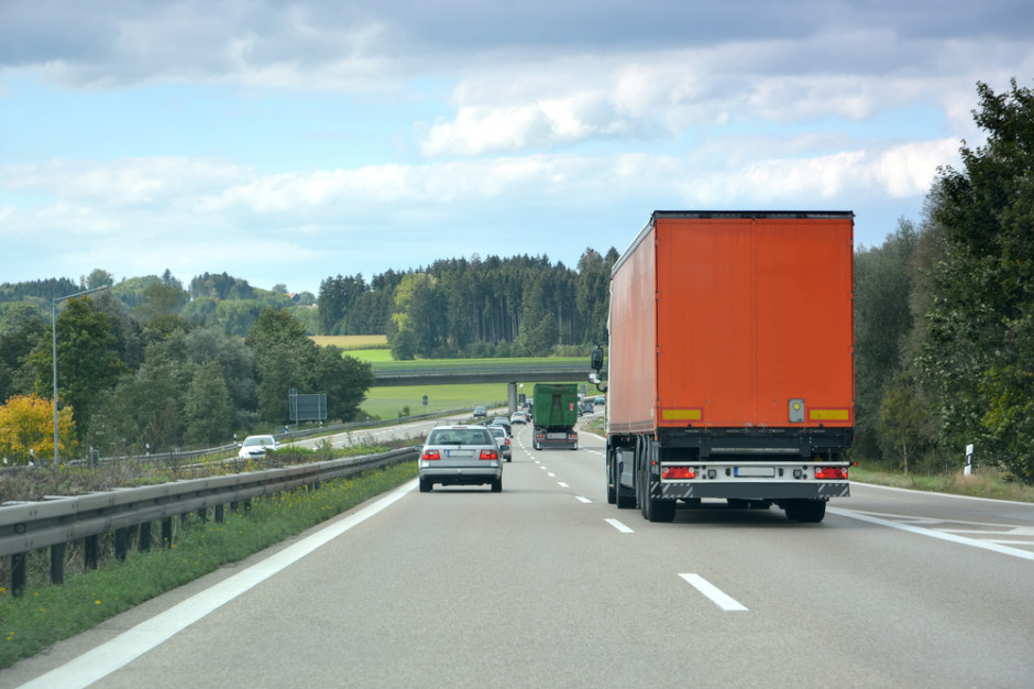 Ponad połowa firm z branży motoryzacyjnej obniżyła płace i chce ciąć zatrudnienie, fot. shutterstock Ponad połowa firm z branży motoryzacyjnej obniżyła płace i chce ciąć zatrudnienie (badanie)