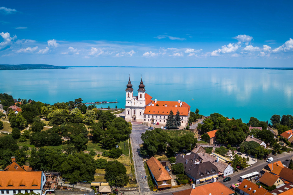 Jezioro Balaton na Węgrzech, fot. shutterstock Węgry: Restauratorzy i sprzedawcy narzekają na mały ruch