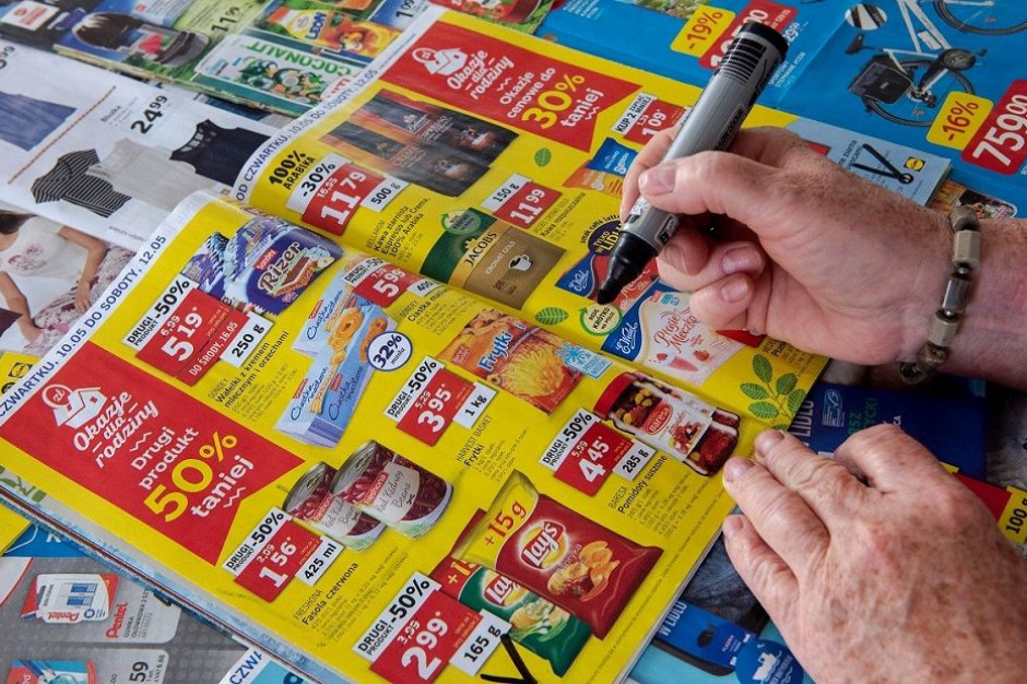 Gazetki to ważne źródło informacji; fot. materiały Monday News Polacy wciąż ufają sklepowym gazetkom. Wierzą, że dzięki nim kupują taniej i więcej (badanie)