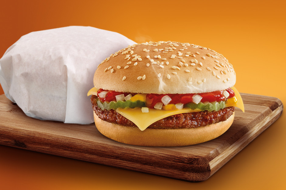 Żabka sprzedała przez miesiąc ponad 1 mln cheeseburgerów, fot. materiały prasowe Żabka sprzedała ponad milion cheeseburgerów