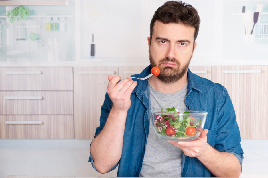 Weganie i wegetarianie skarżą się na "food shaming" ze strony współpracowników. fot. shutterstock Food shaming - roślinożercy ofiarą hejtu w pracy?