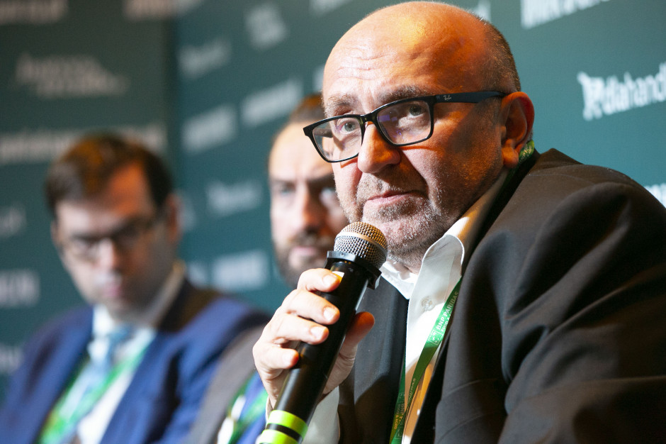 Andrzej Gantner wskazuje, że wdrożenie nawet najlepszych procedur nie ochroni zakładu produkcyjnego w 100 proc. przed koronawirusem. fot. PTWP Gantner, PFPŻ: Wzrost zachorowań w branży wynika z obniżenia reżimu sanitarnego poza zakładami