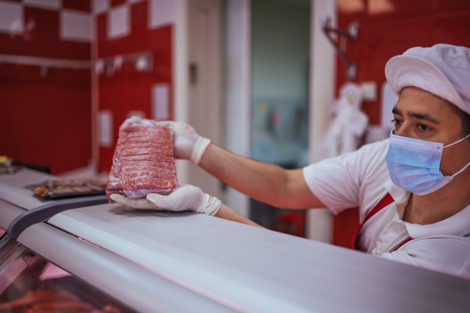 Obniżenie poziomu sanitarnego w kraju przekłada się na wzrost zachorowań także w zakładach mięsnych. fot. shutterstock Czy branża mięsna może spać spokojnie przed spodziewaną drugą falą pandemii?