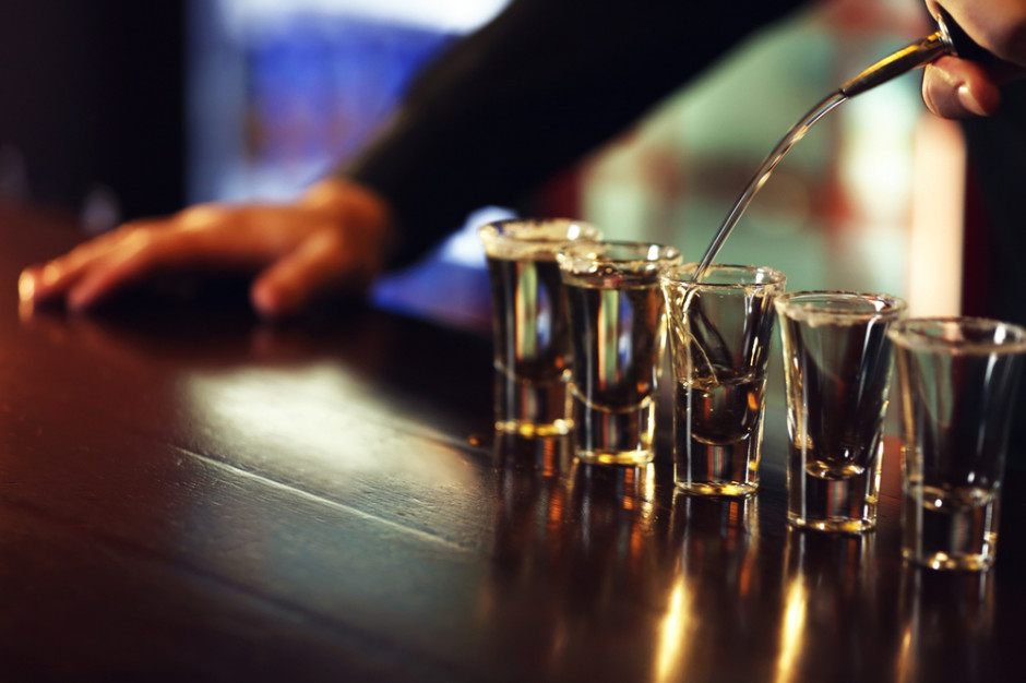 Norweski rząd w związku z przyrostem zakażeń SARS-CoV-2 ogłosił wprowadzenie od soboty zakazu sprzedaży alkoholu w restauracjach oraz barach po północy. fot. shutterstock Norwegia zakazuje sprzedaży alkoholu po północy z powodu Covid-19