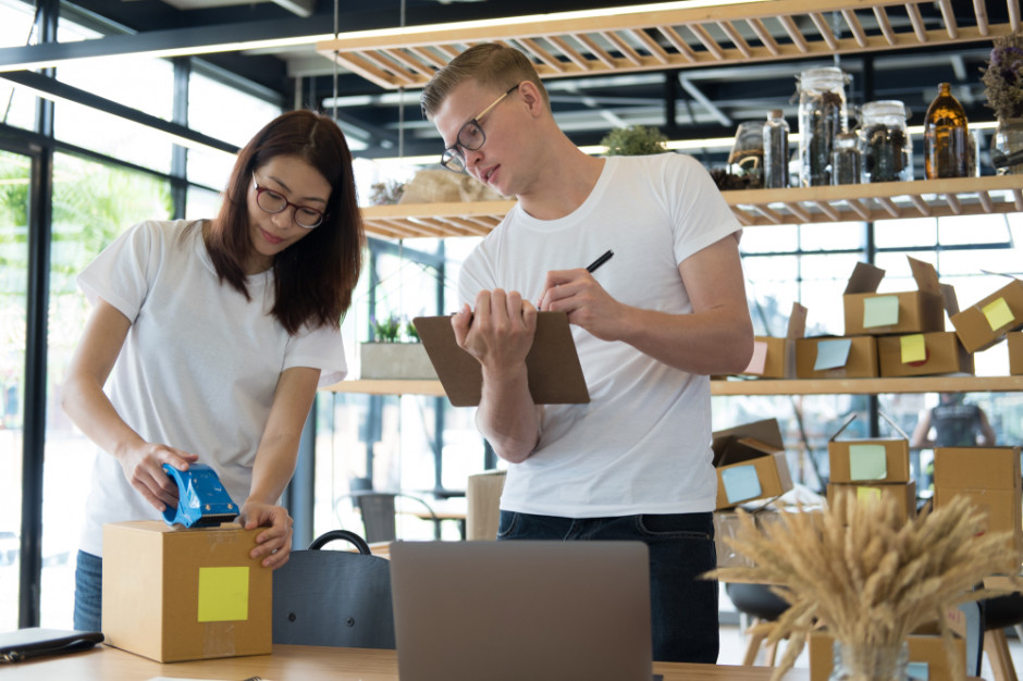 Branżą, która intensywnie się rozwija w czasie pandemii jest e-commerce, fot. shutterstock Rynek pracy: Które branże intensywnie się rozwijają w czasie pandemii?