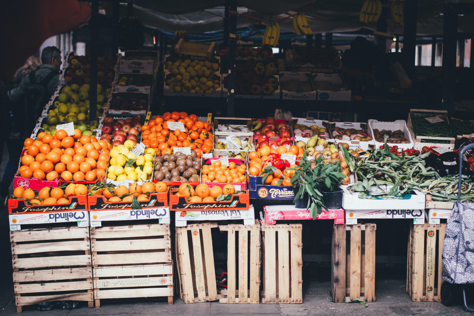 Pandemia mocno zachwiała rynkiem owoców; fot. unsplash.com Ceny owoców mocno poszły w górę. Jabłek - nawet o 130 proc.