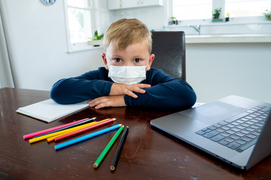 Dzieci w wieku 12 lat i starsze powinny nosić maseczki na twarz, aby pomóc w walce z pandemią koronawirusa, tak samo jak dorośli - wskazuje WHO. fot. shutterstock WHO: Dzieci powyżej 12 lat powinny nosić maseczki tak jak dorośli