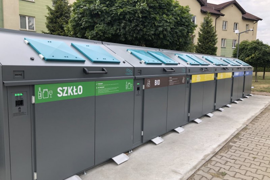 W Ciechanowie na stałe zamontowano bezdotykowe pojemniki do segregacji odpadów w zabudowie wielorodzinnej. fot. UM Ciechanów Ciechanów pierwszym miastem w Polsce ze stałym inteligentnym systemem segregacji odpadów