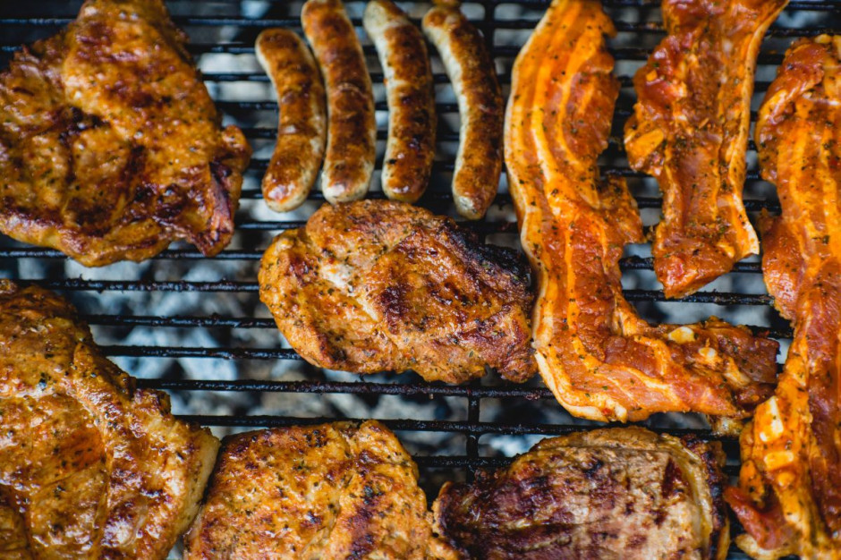 Naukowcy: pieczone, grillowane i smażone mięso zawiera składniki szkodliwe dla układu krążenia