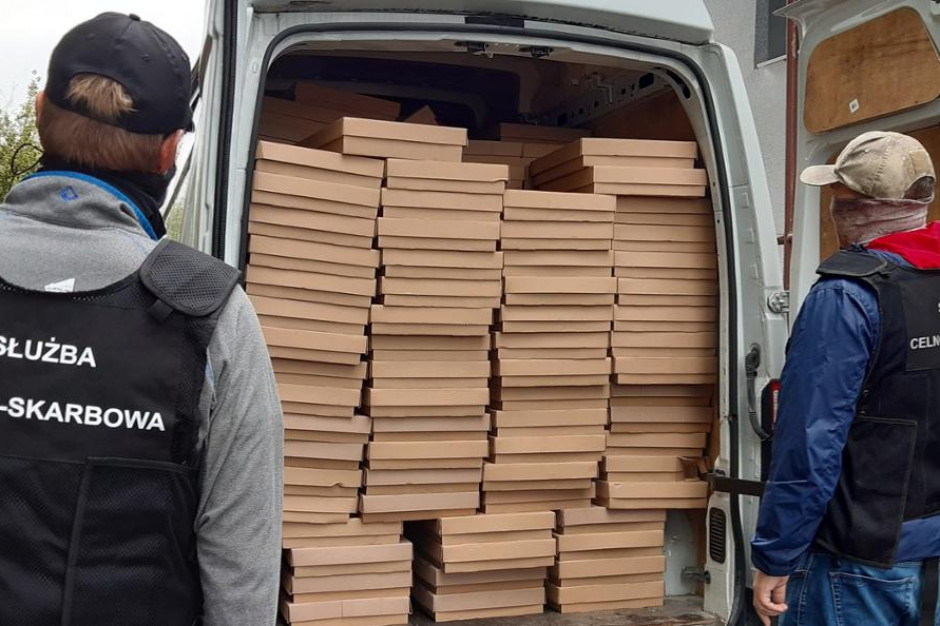 Ponad milion papierosów w zatrzymanym dostawczaku; fot. gov.pl Ponad milion papierosów w zatrzymanym dostawczaku
