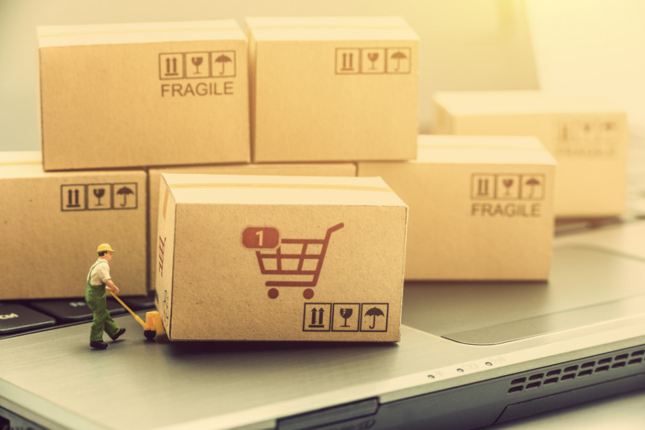 fot. Shutterstock Praktykant ukradł firmie kurierskiej auto z paczkami; firma nie zna jego danych