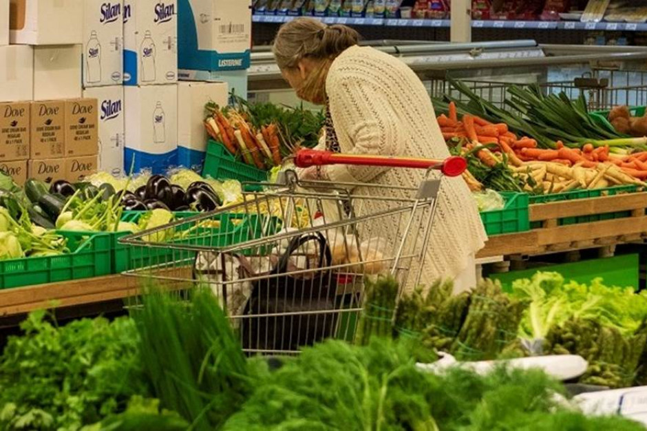 Polacy najtaniej kupują warzywa w hipermarketach. Najdrożej jest w dyskontach